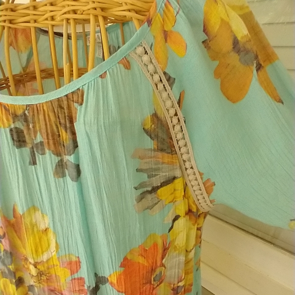 Top NWOT Spense Floral blouse - Picture 2 of 6